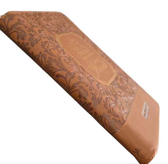 🦋LAST ONE Embossed FAUX Leather Zip Journal - Picture 3 of 13